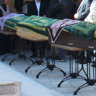 Günün en acı karesi Kocaeli'den... Avluda 5 tabut...