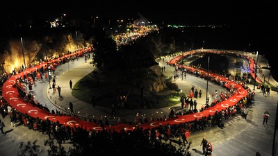 Dev kortej! Onbinler katıldı