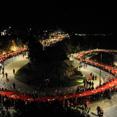 Dev kortej! Onbinler katıldı