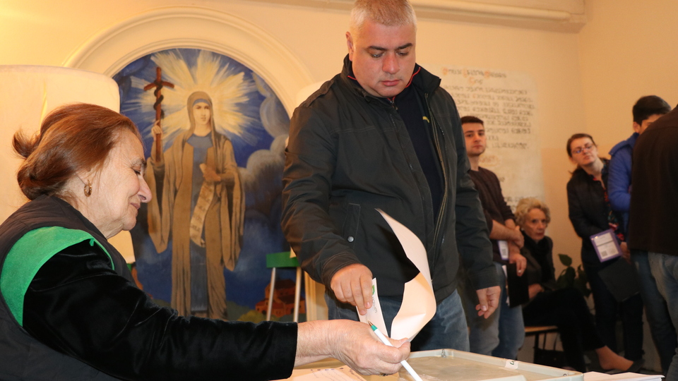 Gürcistan cumhurbaşkanını seçmek için son kez sandık başında!