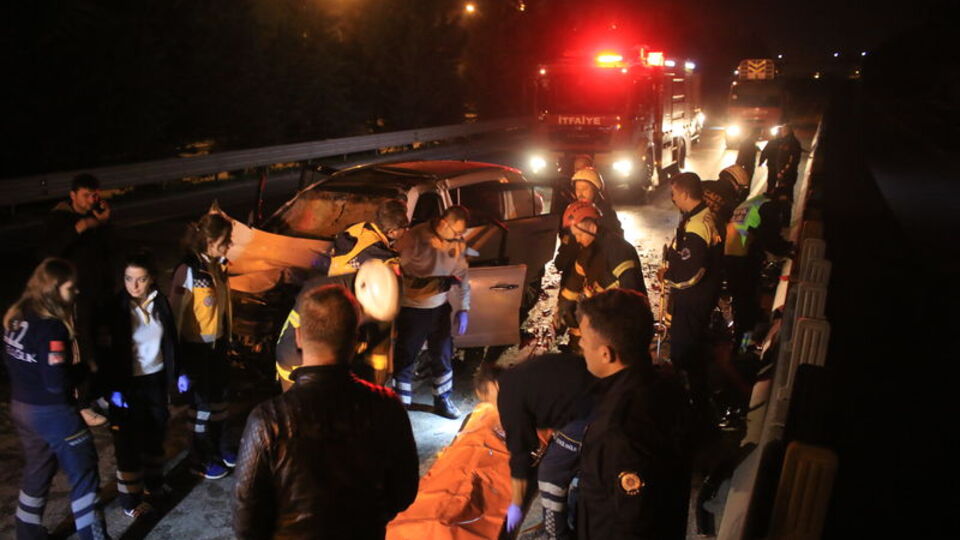 Kocaeli'de cip, belediye aracına çarptı: 2 ölü, 1 yaralı
