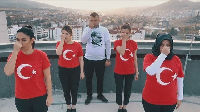 Yozgat Şehir Hastanesi çalışanları İstiklal Marşı'nı işaret dili ile okudu