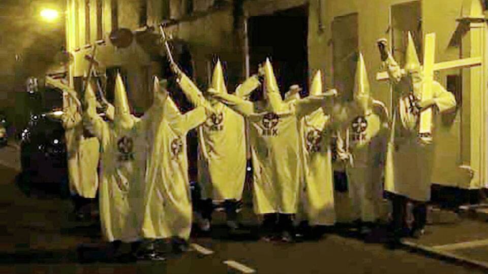 Caminin önündeki ırkçı eyleme inceleme!