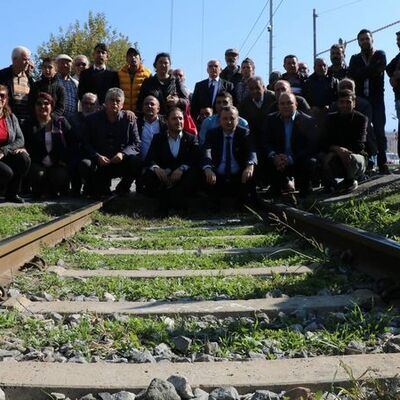 Bir ayda 2 kişi ölmüştü.. Tren yolunu kapattılar!