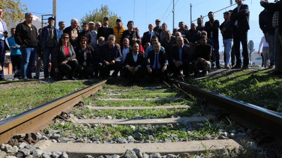 Bir ayda 2 kişi ölmüştü.. Tren yolunu kapattılar!