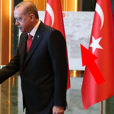 Tebrikler sırasında Külliye'de dikkat çeken pano!