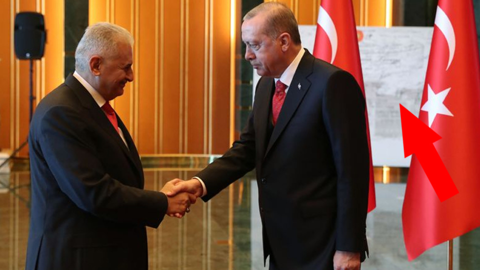 Tebrikler sırasında Külliye'de dikkat çeken pano!