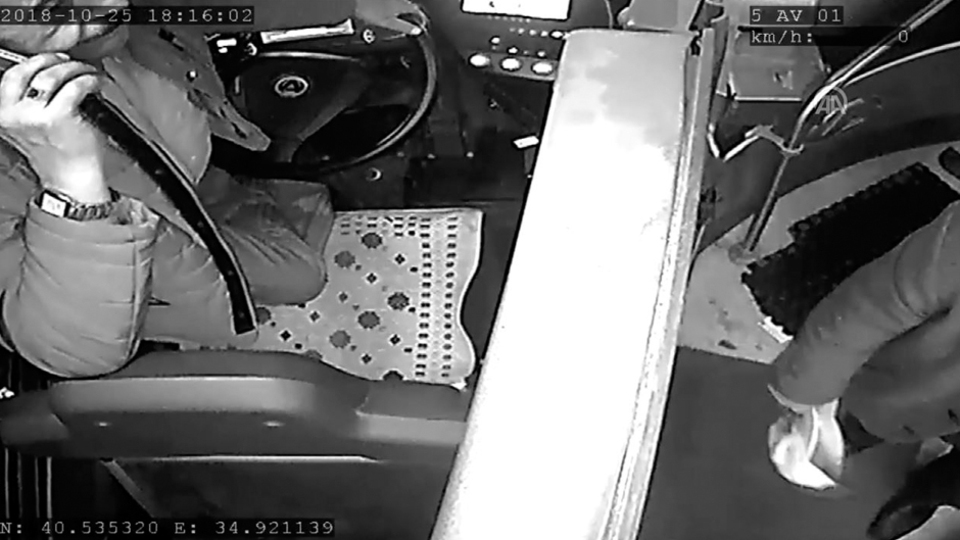 Otobüs şoförüne şemsiyeyle saldırdı!