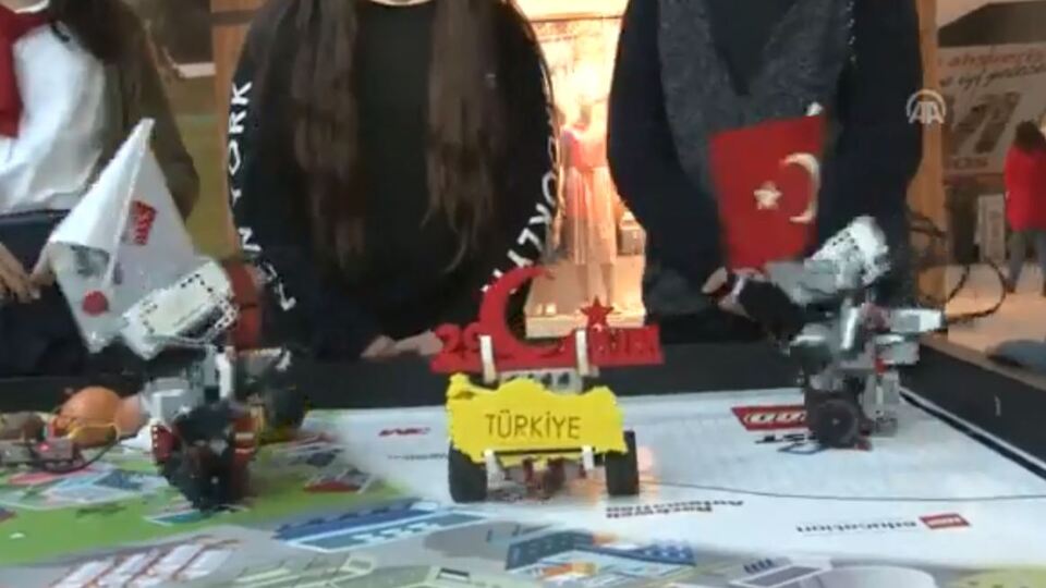 Kodladıkları robotlarla Cumhuriyet Bayramını kutladılar