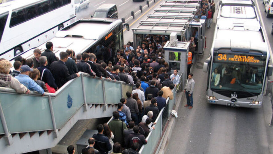 Metrobüs arızası seferleri aksattı
