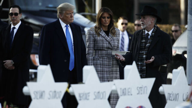 Trump'tan silahlı saldırı yapılan sinagoga taziye ziyareti