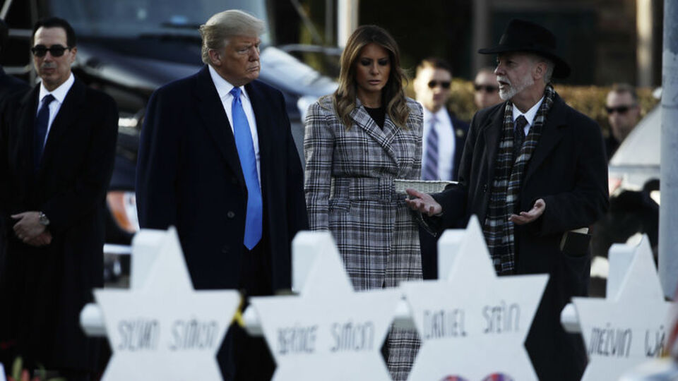 Trump'tan silahlı saldırı yapılan sinagoga taziye ziyareti