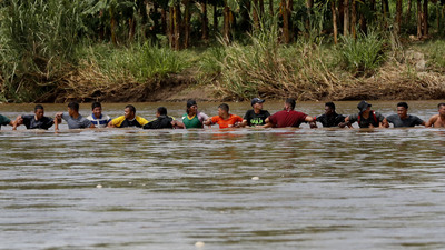 Trump'a rağmen 'hayat zinciri' oluşturdular!