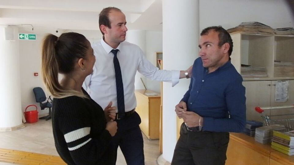 Söylenti yayıldı, sokakta yürüyemez hale geldi