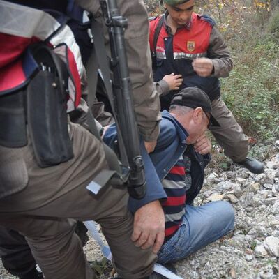 Yaşlı kadını boş arazide köpekler parçaladı