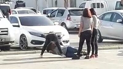 Komşu kızların kavgası dehşete düşürdü!