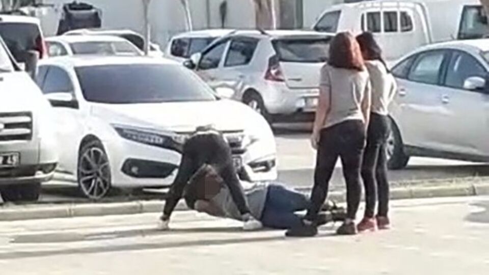 Komşu kızların kavgası dehşete düşürdü!