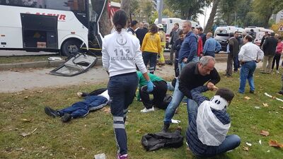 Bakırköy'de minibüs ağaca çarptı! Yaralılar var