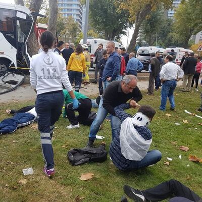 Bakırköy'de minibüs ağaca çarptı! Yaralılar var
