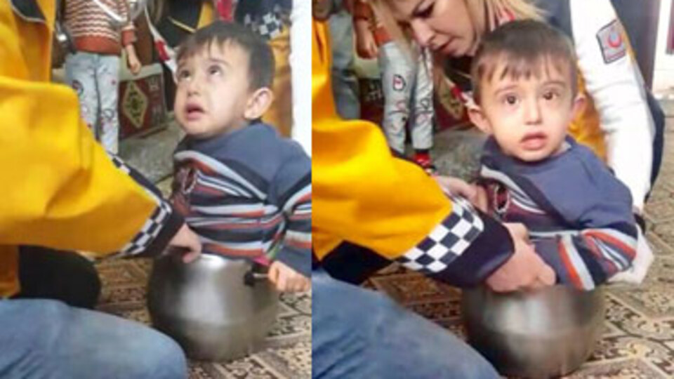 Küçük çocuk düdüklü tencereye sıkıştı
