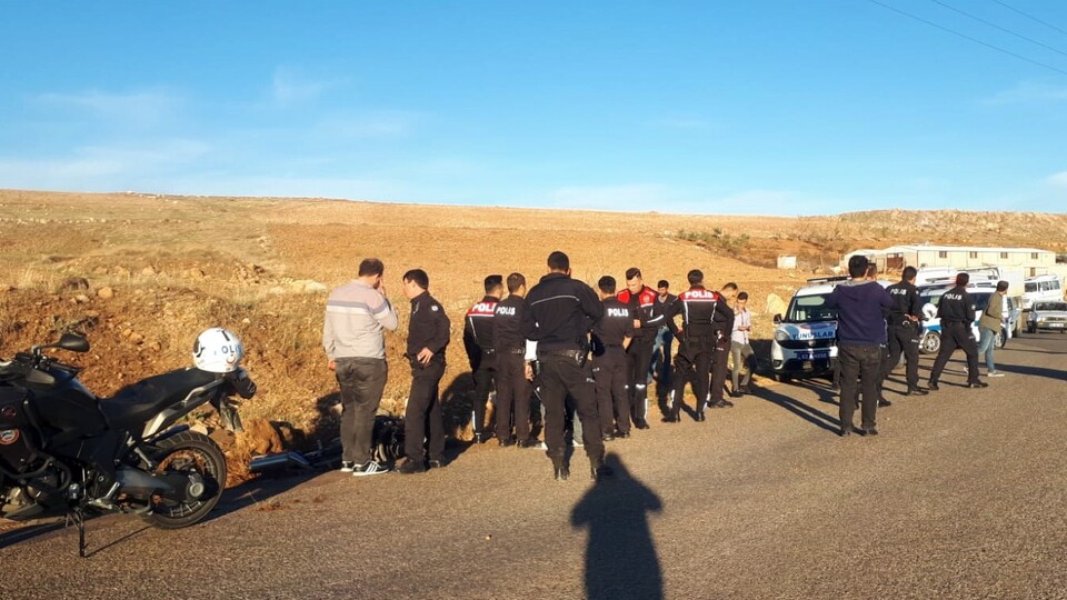 Şüpheli aracı kovalayan polisler kaza yaptı