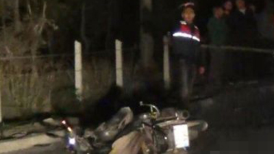 Yayalara çarpan motosiklet sürücüsü hayatını kaybetti