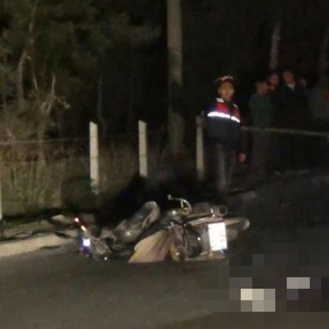 Yayalara çarpan motosiklet sürücüsü hayatını kaybetti