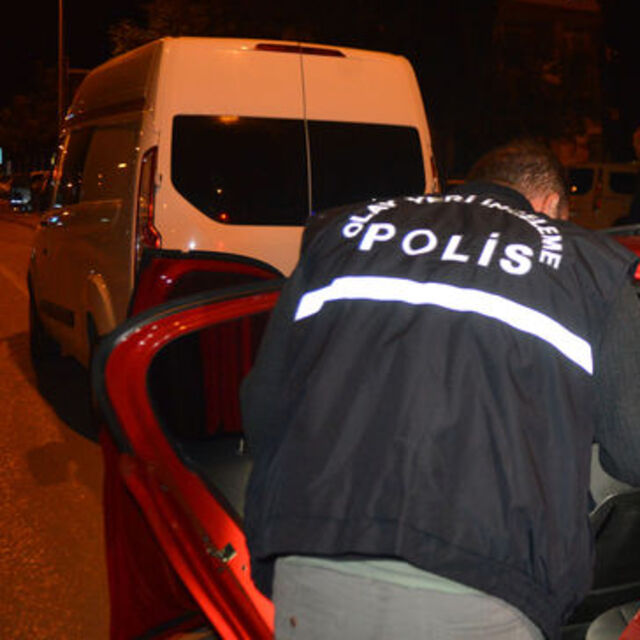 Gelin arabasını çalmaya çalışırken yakalandı