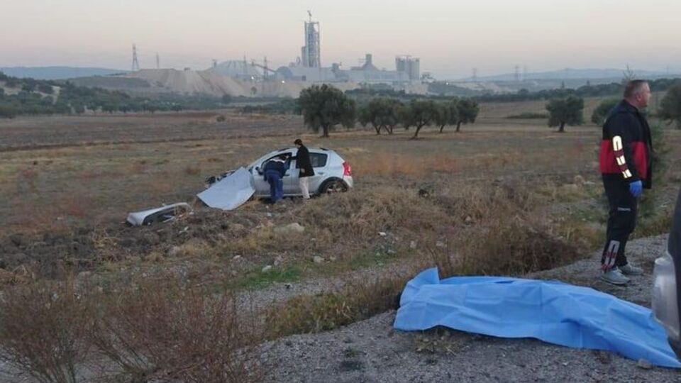 Karşı şeride geçip, polis otosuna çarptı: 2 ölü