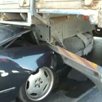 E-5'te feci kaza! 3 araç birbirine girdi