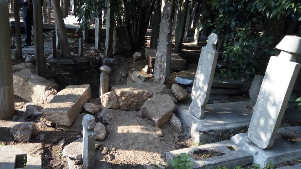 Define dedikodusuna inanıp 400 yıllık mezarı bu hale getirdiler