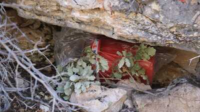 Kayanın altındaki uyuşturucuyu jandarma buldu
