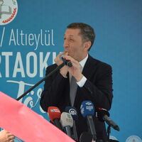 Bakan Selçuk'tan öğrencilere ıslıklı cevap