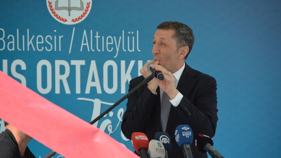 Bakan Selçuk'tan öğrencilere ıslıklı cevap