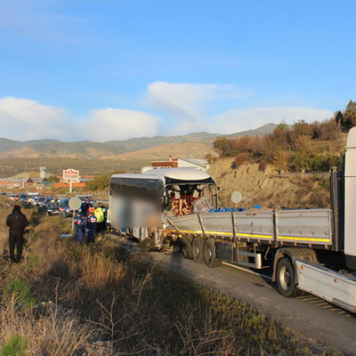 Yolcu otobüsü TIR'a çarptı: Ölü ve yaralılar var