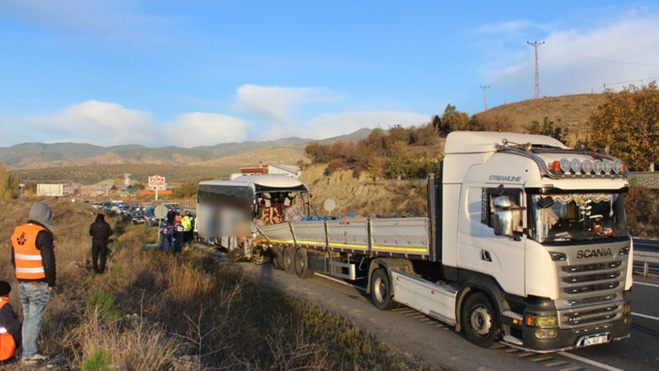 Yolcu otobüsü TIR'a çarptı: Ölü ve yaralılar var