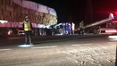 Ticari araç TIR'a çarptı! Anne, oğul kaza kurbanı!