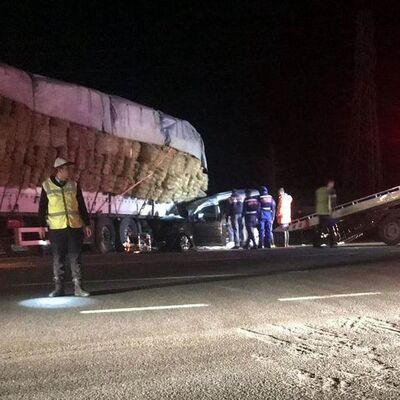 Ticari araç TIR'a çarptı! Anne, oğul kaza kurbanı!