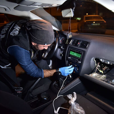 Lüks araçtaki uyuşturucu düzeneği polisleri bile şaşırttı