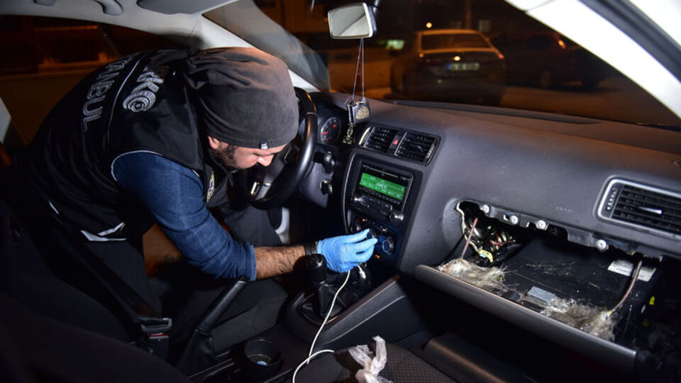 Lüks araçtaki uyuşturucu düzeneği polisleri bile şaşırttı