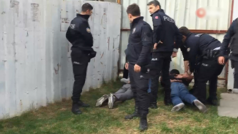 Çağlayan Adliyesi önünde iki grup birbirine girdi!