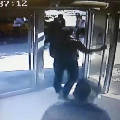 Bir kişi bıçakla yaralandı! Bankaya giriş kavgası!