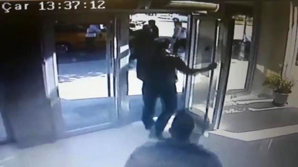 Bir kişi bıçakla yaralandı! Bankaya giriş kavgası!