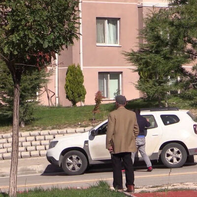 Temizlikçi gibi davranıp, suçüstü yakaladılar!