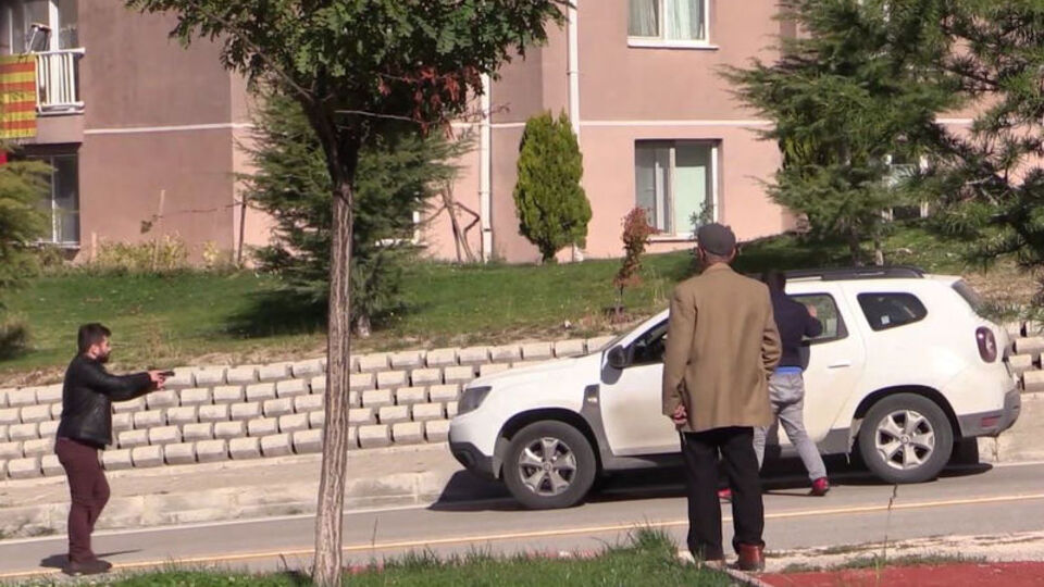 Temizlikçi gibi davranıp, suçüstü yakaladılar!