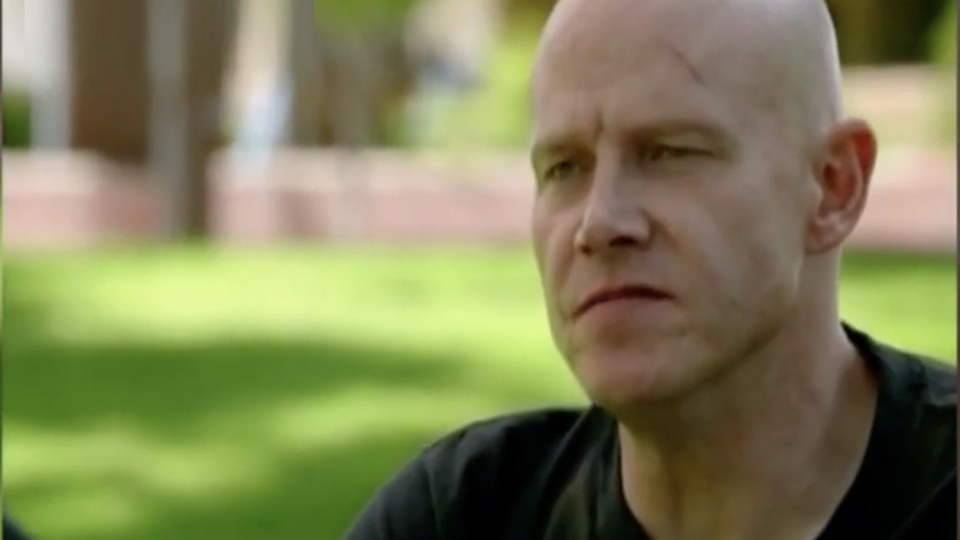 Filmlerden rol kapabilmek için kolunu kesti!