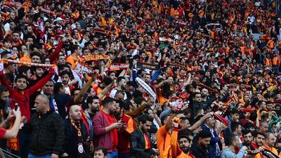 Maç sonunda tribünler de karıştı