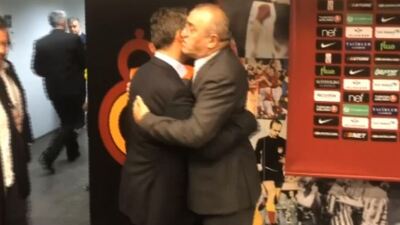 Derbi sonrası dostluk görüntüsü