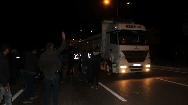 Eylem yapan nakliyeciler Ankara yolunu trafiğe kapattı