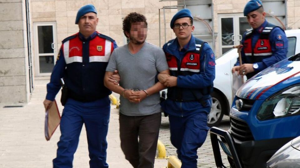 Sigara için babasını yaraladı! Annesinin kolunu kırdı!